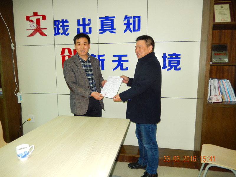 绍兴市外专局长罗继红对申发轴瓦许永利总经理进行授函